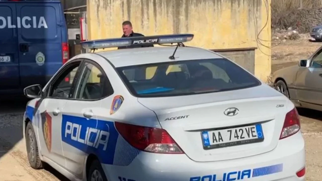 Kurbin  Plagos 22 vjeçarin me armë dhe i grabit makinën  policia në ndjekje të autorit