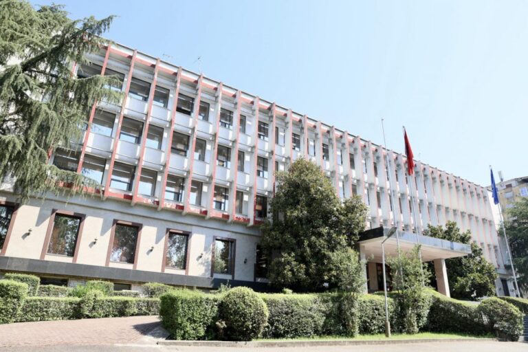 Ministria e Jashtme: Zbulimi i varrit masiv në Kalludër dëshmi e krimeve të luftës, Shqipëria krah Kosovës