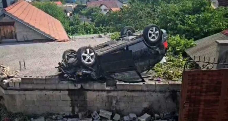 Makina tip Volkswagen “fluturon” mbi një shtëpi në Bicaj të Kukësit, tre të lënduar
