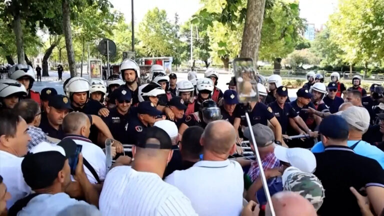 Qytetarët thirrje nga poshtë zyrës së Ramës: Të hënën ejani para Parlamentit