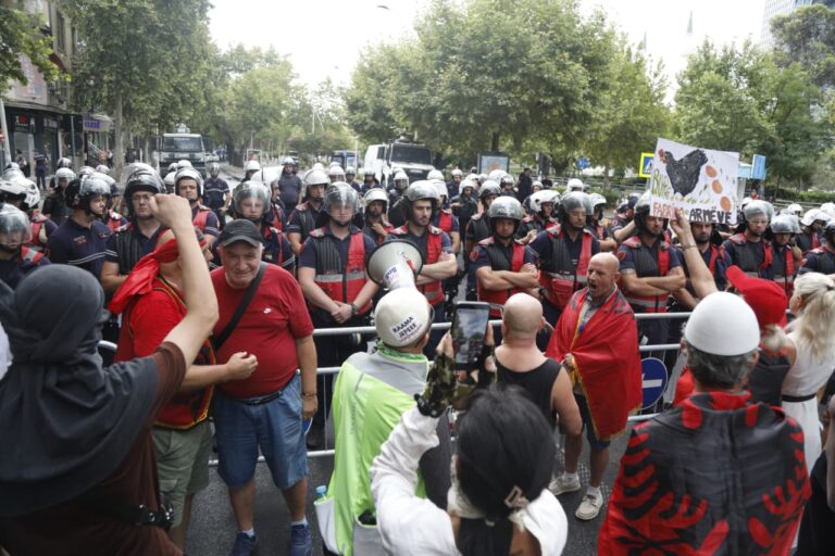 BIRN: Më shumë policë se protestues, aktivistët paqësorë shoqërohen dhunshëm
