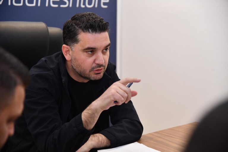 VIDEO/ Kryebashkiaku Qosja i përgjigjet Ballës: Mos u merr me Bashkinë e Kavajës, por me dështimet e qeverisë