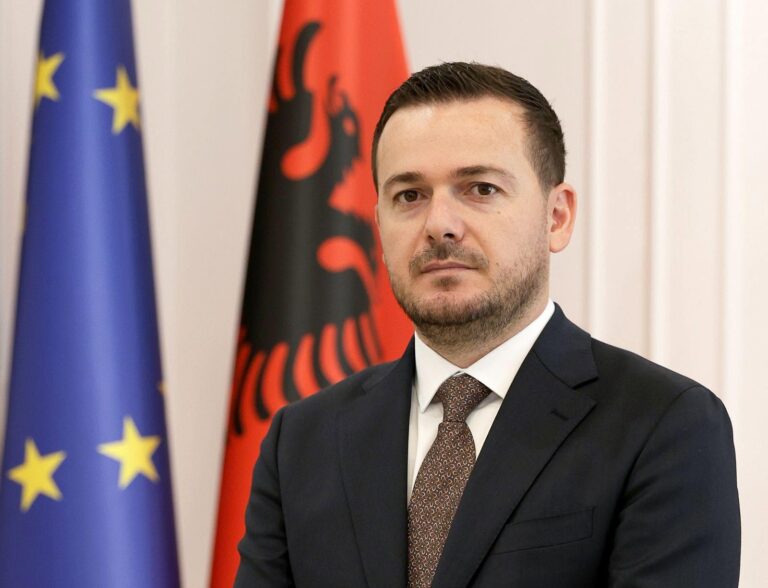 Ministri Salla denoncon foton e Berishës si FAKE: Fermerët shqiptarë nuk përdoren si dekor për propagandë politike