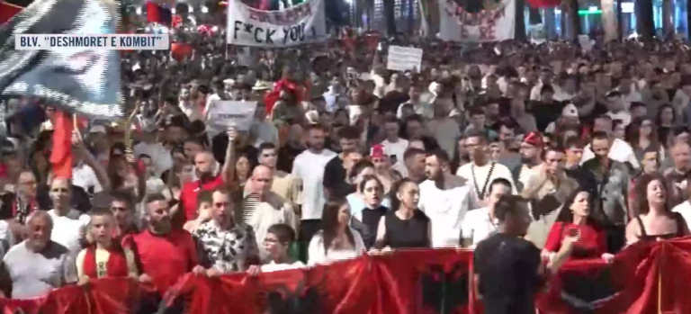 Mbi tre orë fjalimeve para Kryeministrisë, nis marshimi i protestuesve në rrugët e Tiranës