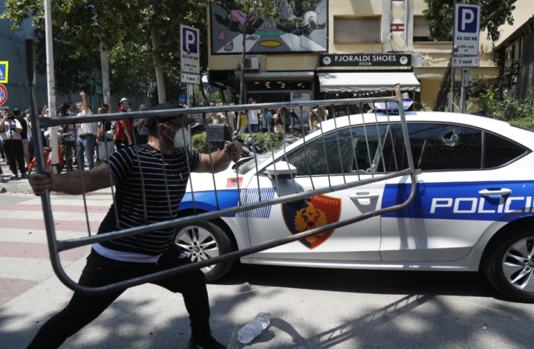 Kaosi në protestë, dalin emrat e tetë të arrestuarve