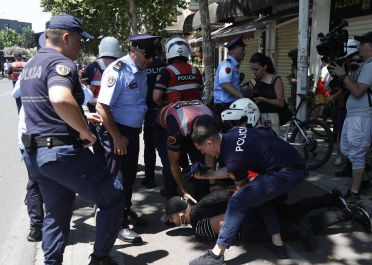 23 protestues të shoqëruar, 9 efektivë ndodhen në spital. Debate edhe mes organizatorëve