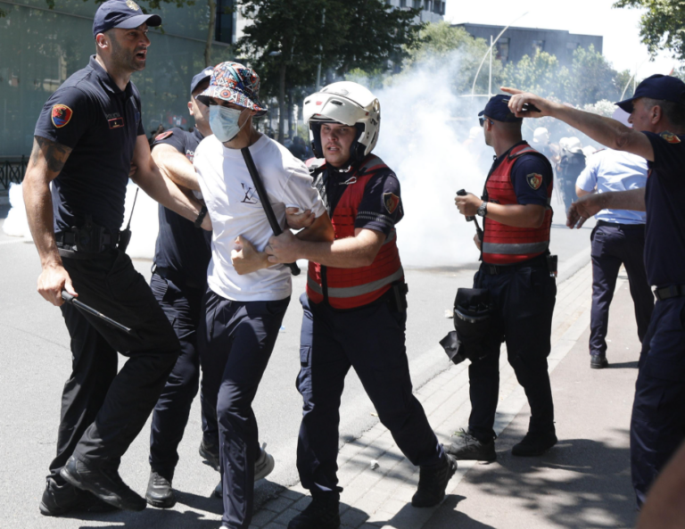 13 të arrestuar për protestën përballë Kuvendit