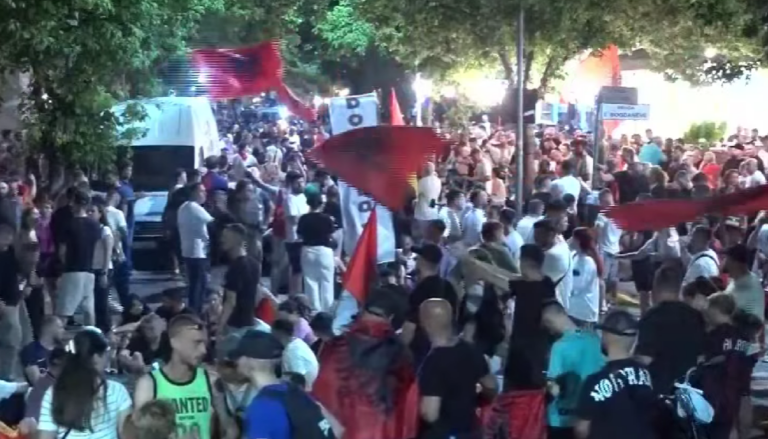 Qëndresa te Komisariati nr.3, protestuesit nuk ndalen: Lironi çunat