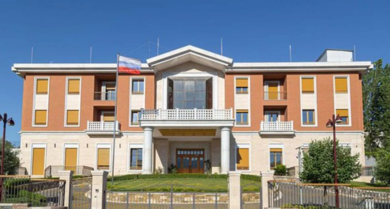 Ambasada ruse i përgjigjet Ballës dhe Gonxhes: Mos kërkoni armiq aty ku nuk ekzistojnë