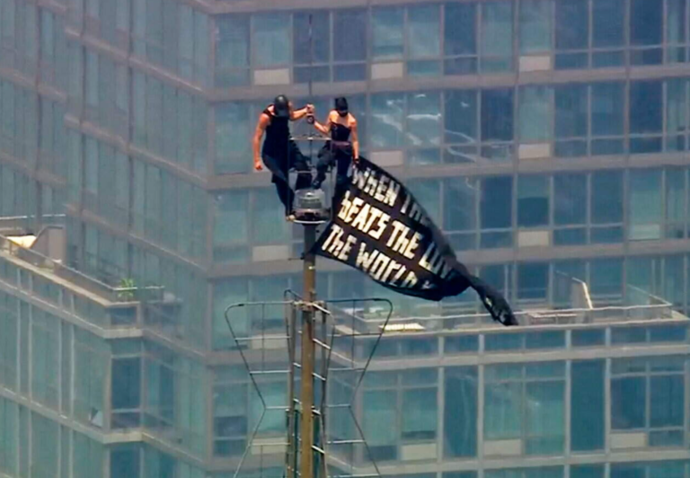 Nga maja e Empire State Building te prangat, ja si u fut çifti në një nga kullat më të sigurta në botë