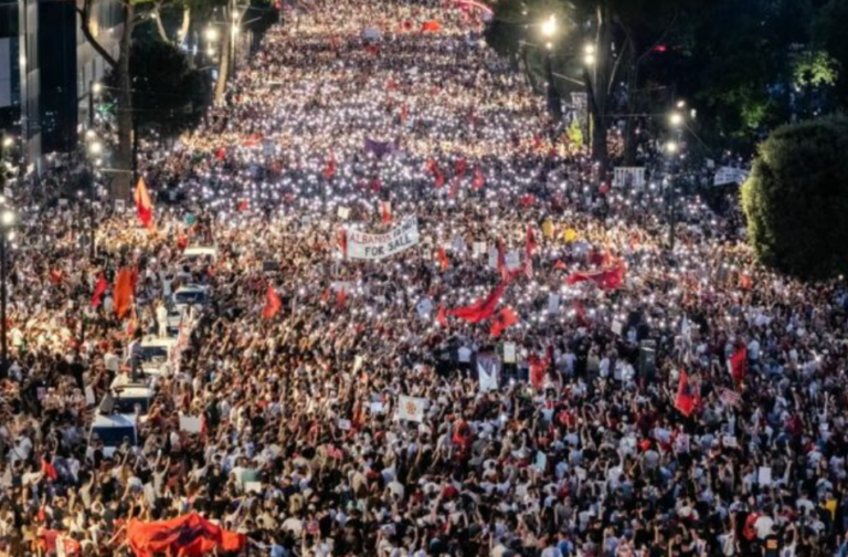 Dritan Goxhaj lexon në protestë deklaratën për Pavarësinë e SHBA