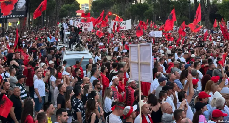 Radio shtetrore gjermane DW: Mijëra qytetarë për protestën e 35-të në Tiranë