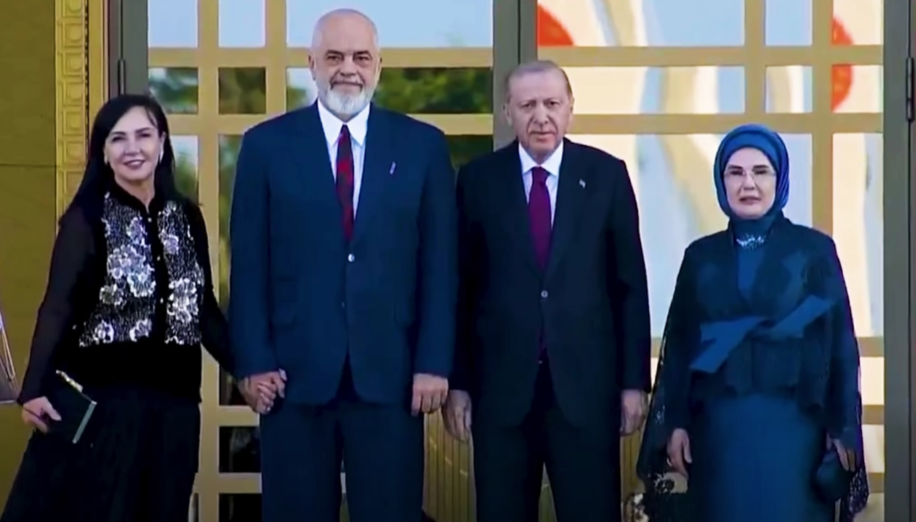 VIDEO  Kryeministri dhe Linda Rama në pritjen zyrtare nga presidenti Erdoğan për liderët e NATO s