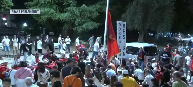 Marshimi, protestuesit ndalen përballë Kuvendit: Parlament i krimit