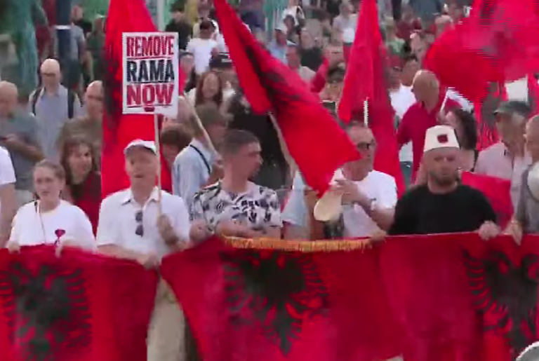 48 ditë protestë, qytetarët thirrje Ramës: Dil në Bulevard