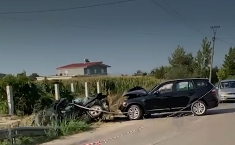 Aksident tragjik në aksin Divjakë-Çermë, humb jetën një 39-vjeçar, plagosen katër të tjerë