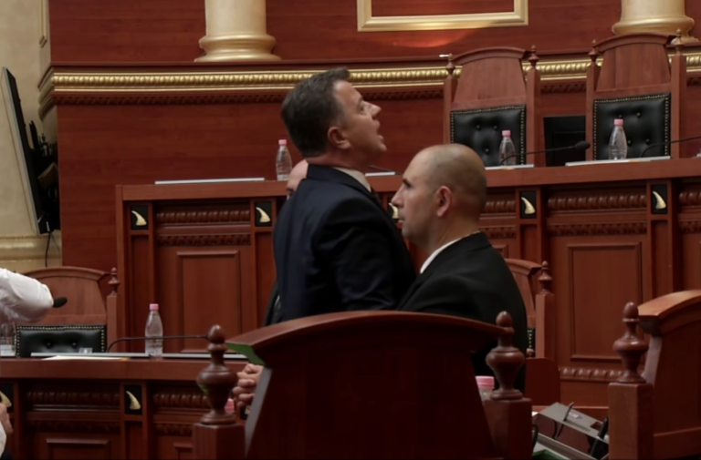 VIDEO/ Flamur Noka tenton të shkojë tek vendi i kryeparlamentarit Peleshi