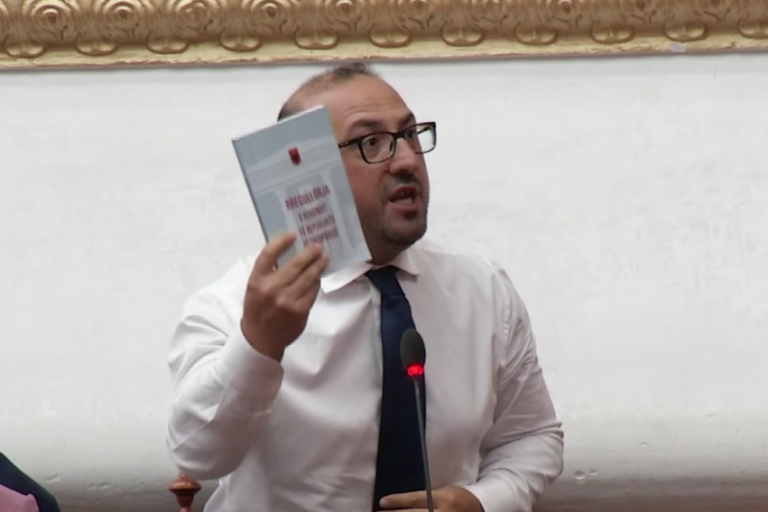 VIDEO/ Korreshi: Alo, o shoku kryetar. Rregullorja e Kuvendit si letër higjienike, por ta kishit bërë më të hollë