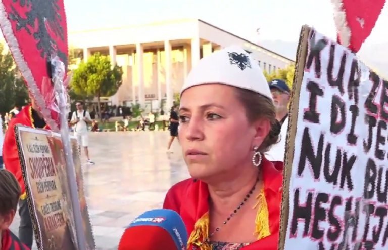 ”Shqipëria pa ilaçe dhe me rrugë të shkatërruara”, protestuesja: Rama na quan korba e sorra, e turpshme