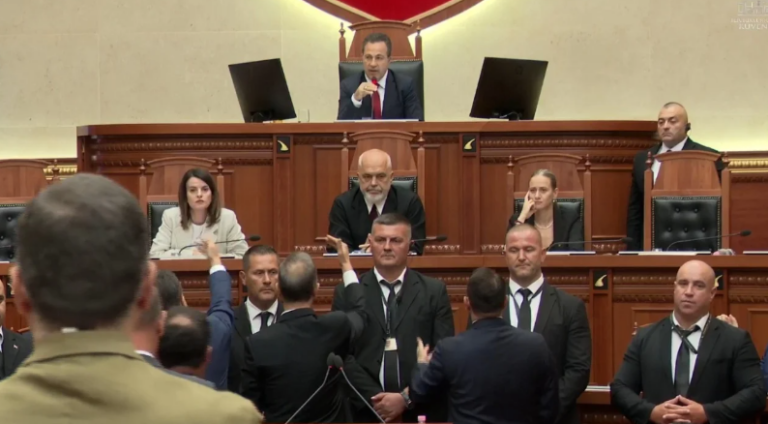 Tensionet në Kuvend, miratohet propozimi i PS dhe mbyllen diskutimet