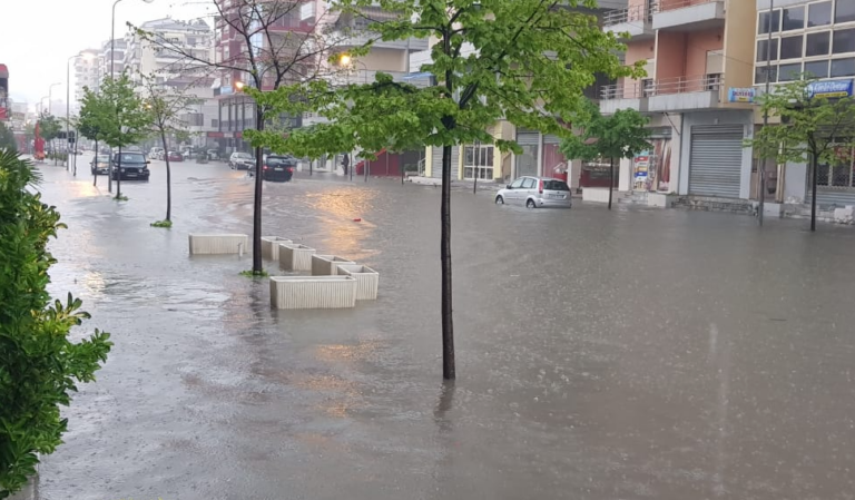 Reshje dhe erëra të forta në horizont, bashkia Vlora kërkon vigjilencë nga qytetarët