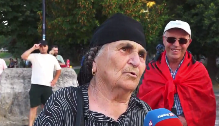Nënë Liza i bashkohet protestës: Rama nuk ka besë prej meje, duhej të kishte dhënë dorëheqjen