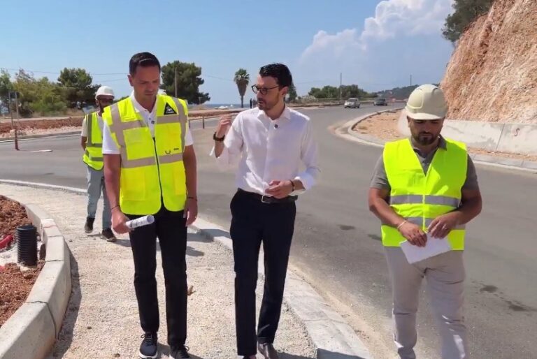 VIDEO/ Ministri Karakaçi: Hapet për qarkullim segmenti i parë i rrugës së zgjeruar të Ksamilit