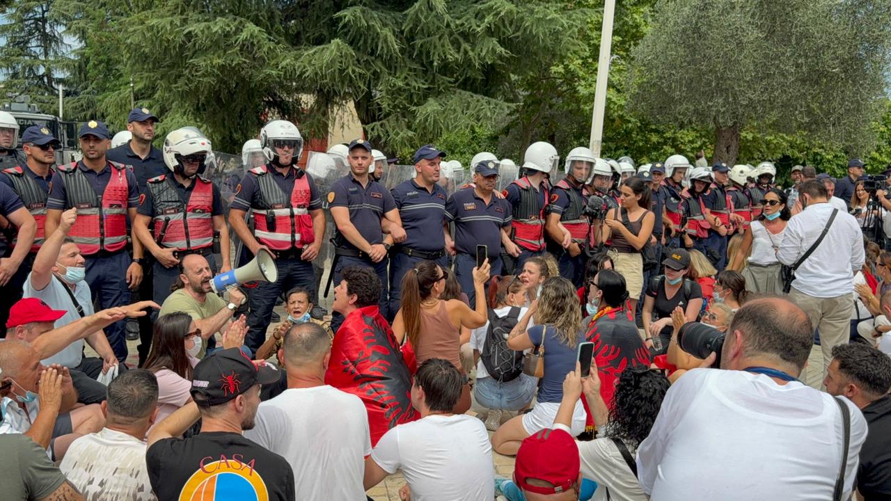 parlamenti-zhvillon-punimet-nen-masa-te-rrepta-sigurie-policia-me-kordone-forcash-i-ben-qendrese-protestuesve