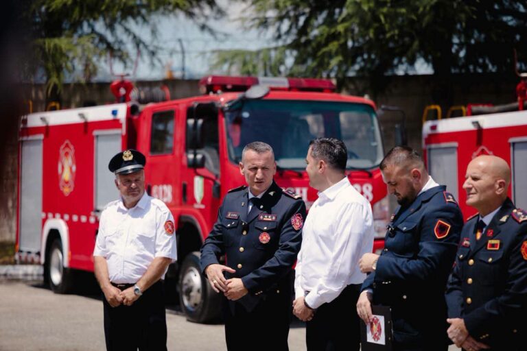 FOTO/ Dy mjete të reja i shtohen flotës së zjarrfikëses në Elbasan, së shpejti edhe një stacioni i ri