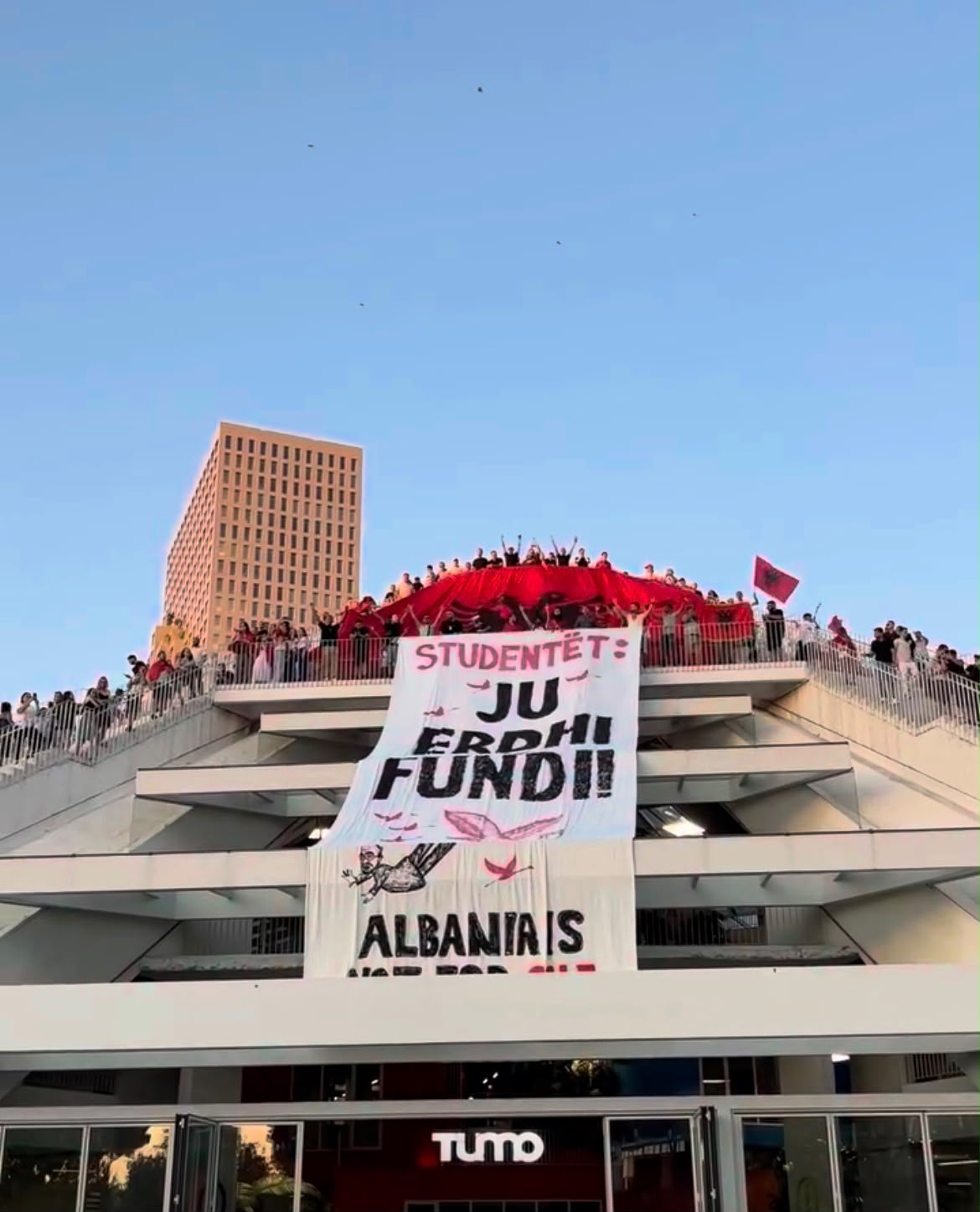 banderola-shpaloset-te-piramida-qytetaret-ju-erdhi-fundi-ju-erdhi-fundi