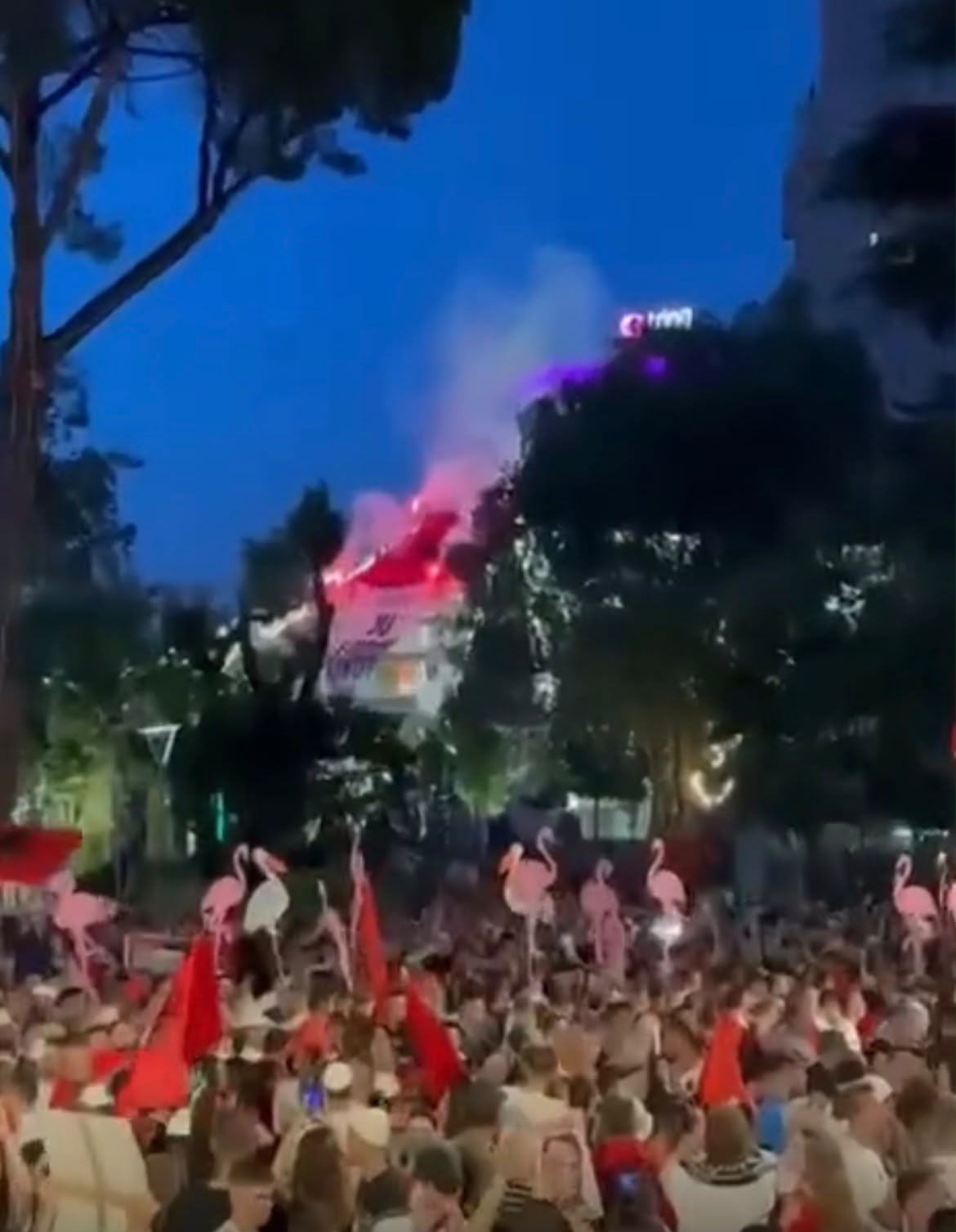 te-piramida-ndizen-flakadanet-dhe-thirret-lironi-cunat-lironi-cunat-video