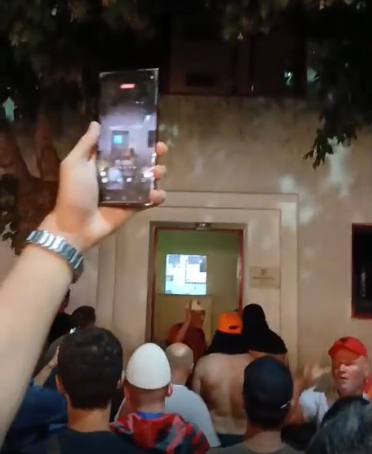Protestuesit që turren për të hyrë në Polici, thyejnë xhamat…