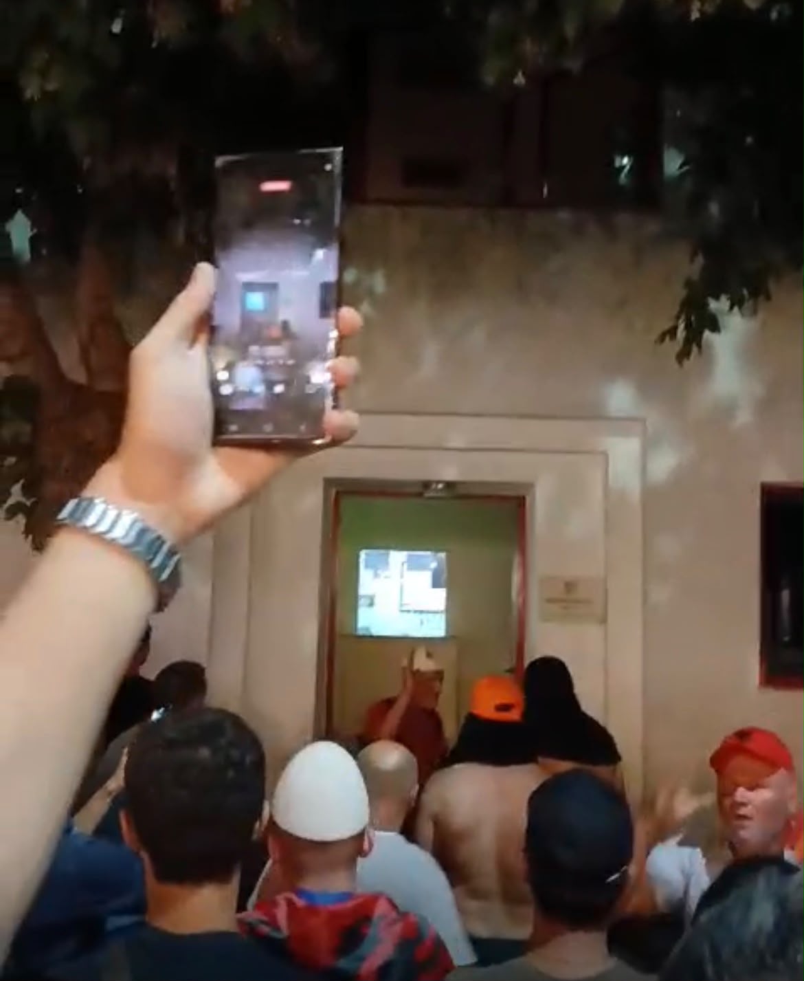 Protestuesit që turren për të hyrë në Polici  thyejnë xhamat 