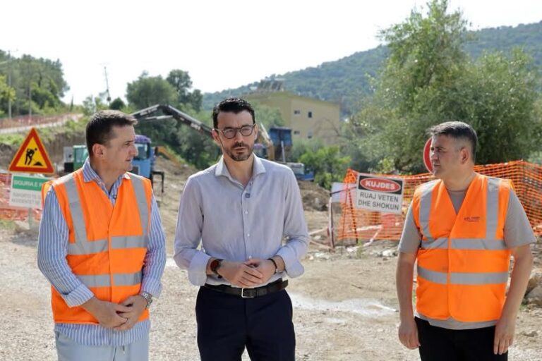 Ministri Karakaçi inspekton punimet për nënstacionin e ri elektrik në Piqeras: Plan masash për menaxhimin e sezonit