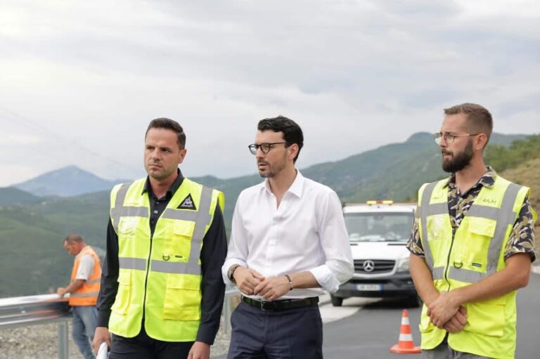 Karakaçi inspekton punimet në rrugën e Komanit: Investim strategjik për sektorin energjetik dhe zhvillimin e turizmit në zonë