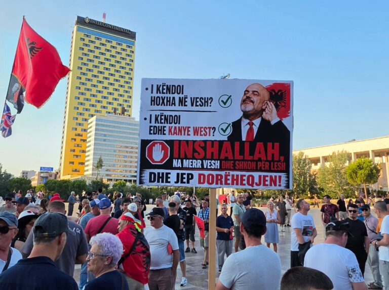 Protesta në ditën e 43-të, qytetarët mbushin sheshin, ironi me qeverinë dhe koncertin e Kanye West