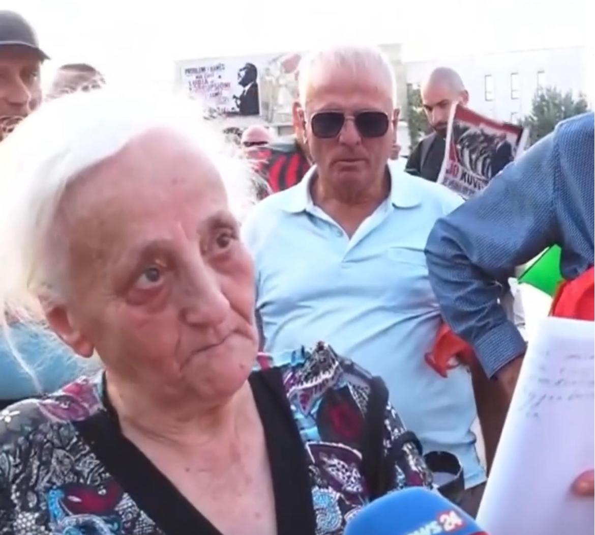  Unë protestoj për drejtësinë  për qeverinë dhe policinë   shprehet qytetarja