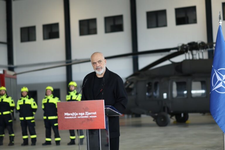 Rama: Pagë ekstra për ata që angazhohen në luftën me zjarret
