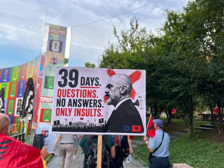 FOTO/ Pankartat pikante në protestë