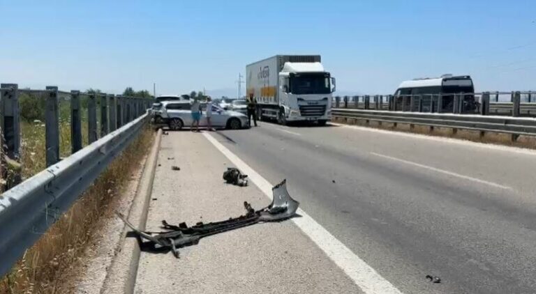 Aksident në autostradë, përplasen dy automjete