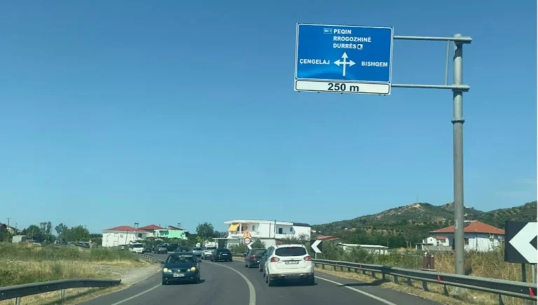 Aksident në aksin Peqin-Rrogozhinë, plagoset drejtuesi i mjetit