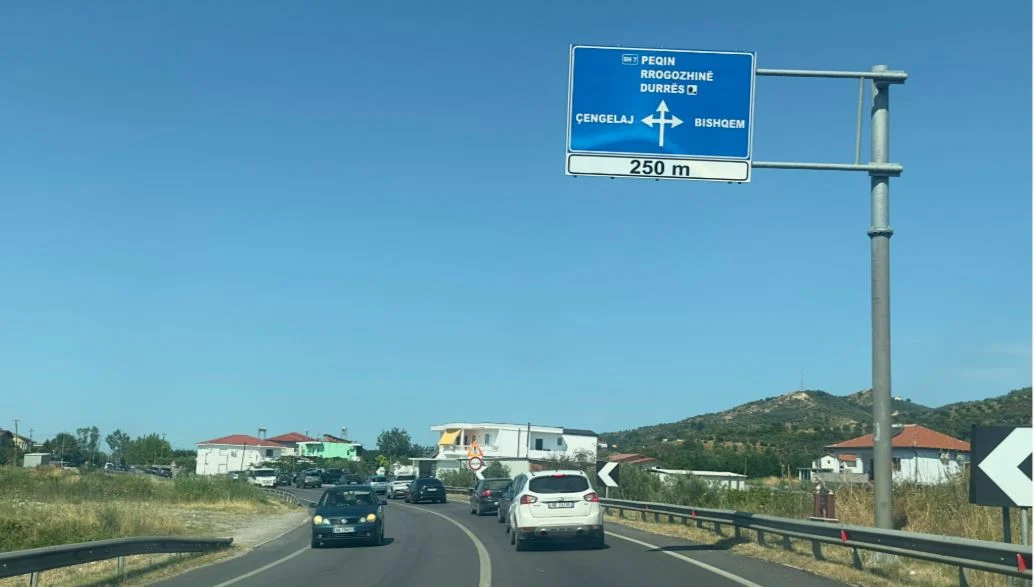 Aksident në aksin Peqin Rrogozhinë  plagoset drejtuesi i mjetit
