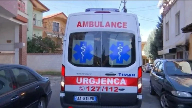 Aksident në Memaliaj, 67-vjeçari përplas taksinë, katër të plagosur