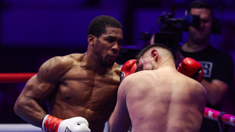 Hearn: Ndeshja Fury-Joshua duhet të zhvillohet në Mbretërinë e Bashkuar sipas marrëveshjes aktuale
