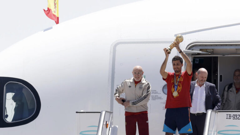 Zbarkon në Madrid avioni me heronjtë e Kupës së Botës të Spanjës, 1 milion njerëz presin kampionët