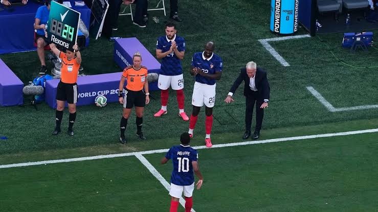 Bëri xhiron e botës  Deschamps zbulon arsyen e veçantë se përse u përkul para Mbappe