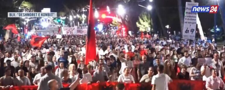 Qytetarët vijojnë marshimin pas fjalimeve: Shqipëri e Re