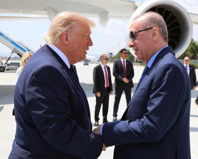 Trump kërkon sërish Groenlandën, kërcënon me tërheqje trupash nga Evropa në samitin e NATO-s