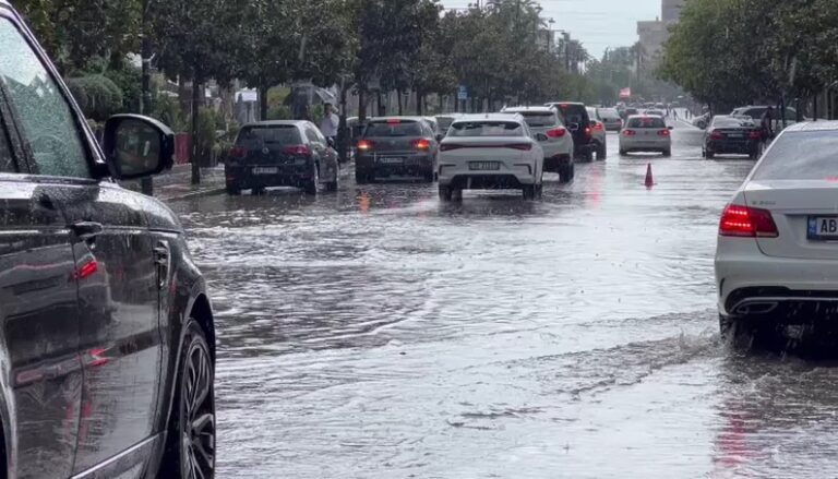Reshjet intensive në Elbasan, strukturat e Bashkisë në terren për normalizimin e situatës