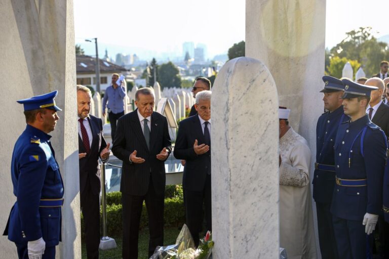 Erdogan përkujton viktimat e Srebrenicës: Nuk do ta harrojmë kurrë këtë gjenocid